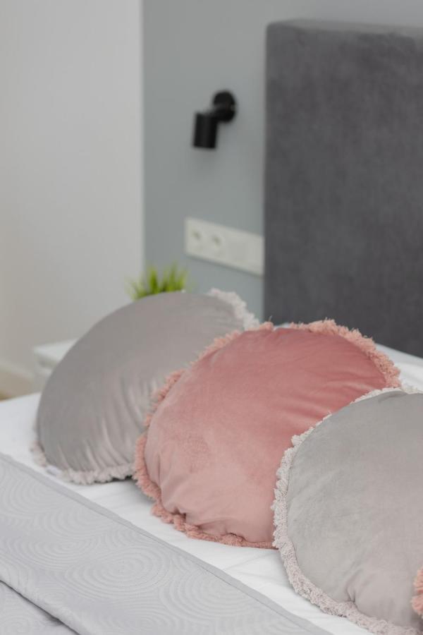 Wola Pet-Friendly Apartments With Ac Slawinska By Noclegi Renters Varşovia Exterior foto