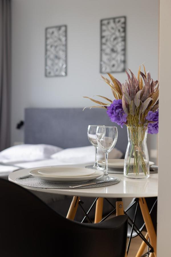 Wola Pet-Friendly Apartments With Ac Slawinska By Noclegi Renters Varşovia Exterior foto