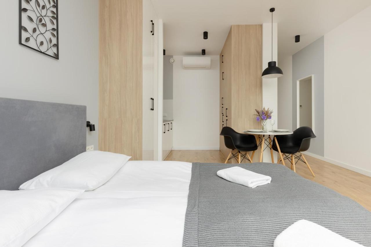 Wola Pet-Friendly Apartments With Ac Slawinska By Noclegi Renters Varşovia Exterior foto