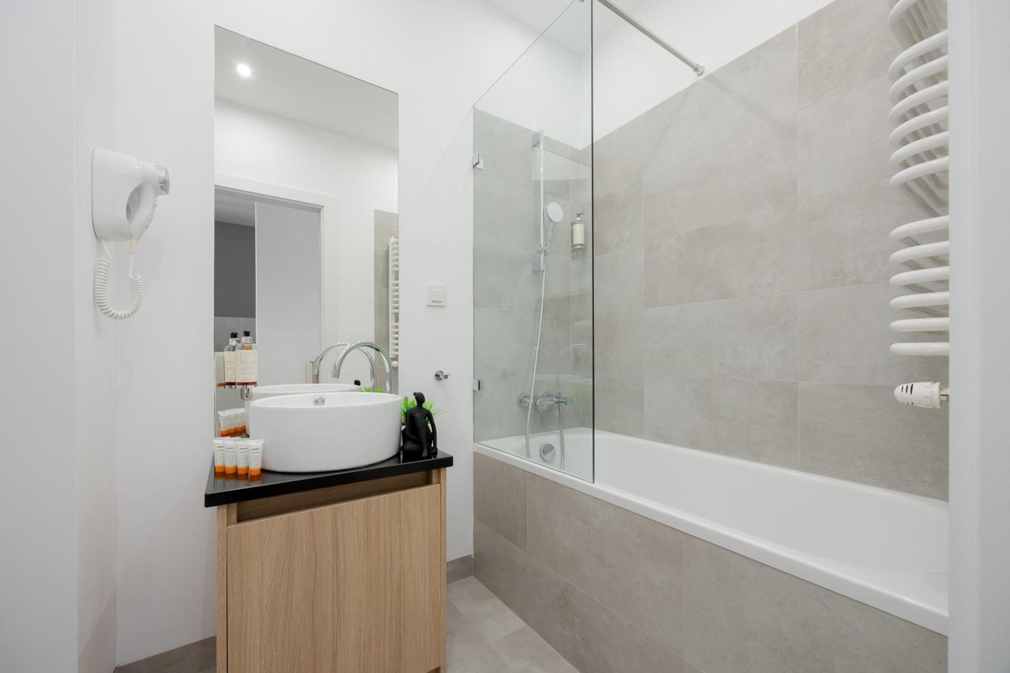 Wola Pet-Friendly Apartments With Ac Slawinska By Noclegi Renters Varşovia Exterior foto
